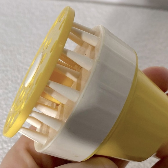 Vintage MCM Yellow Manual Spring Loaded Meat Tenderizer - Picture 10 of 12